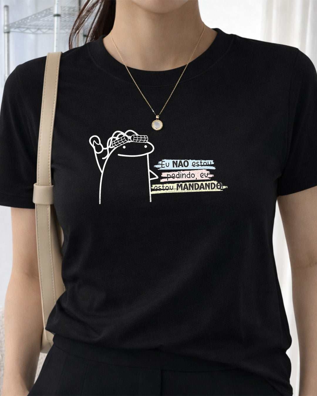 Camiseta Feminina Branca Frase Divertida de Mãe “Eu não estou pedindo, eu estou mandando!” Estampa com Ilustração Minimalista e Tipografia Moderna