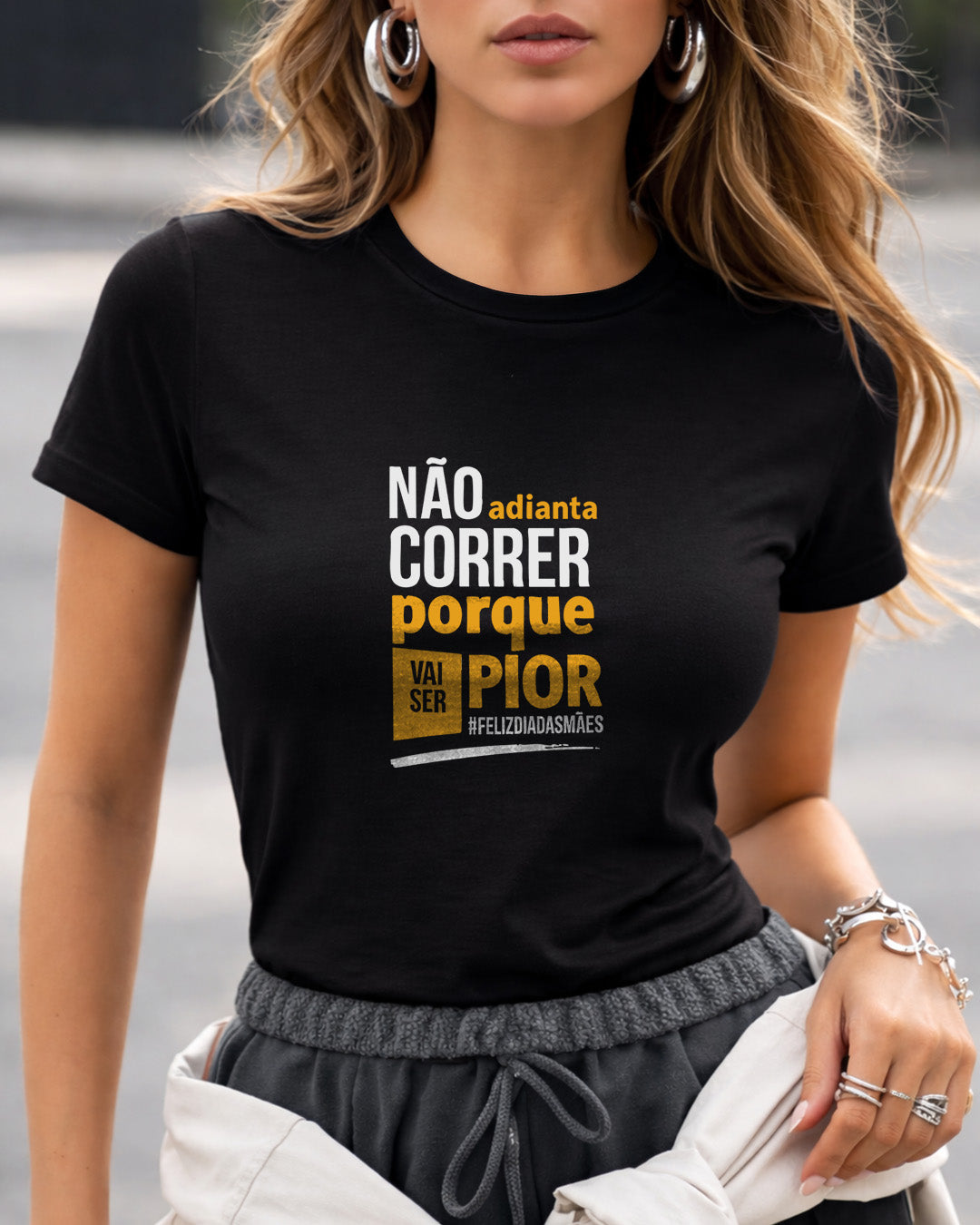 Camiseta Feminina Branca Frase Divertida de Mãe “Não adianta correr porque vai ser pior” Estampa Tipográfica Moderna
