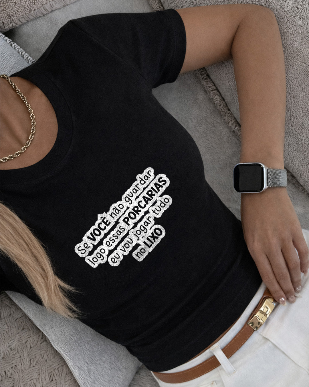Camiseta Feminina Branca Frase Divertida de Mãe “Se você não guardar logo essas porcarias eu vou jogar tudo no lixo” Estampa Tipográfica em Preto