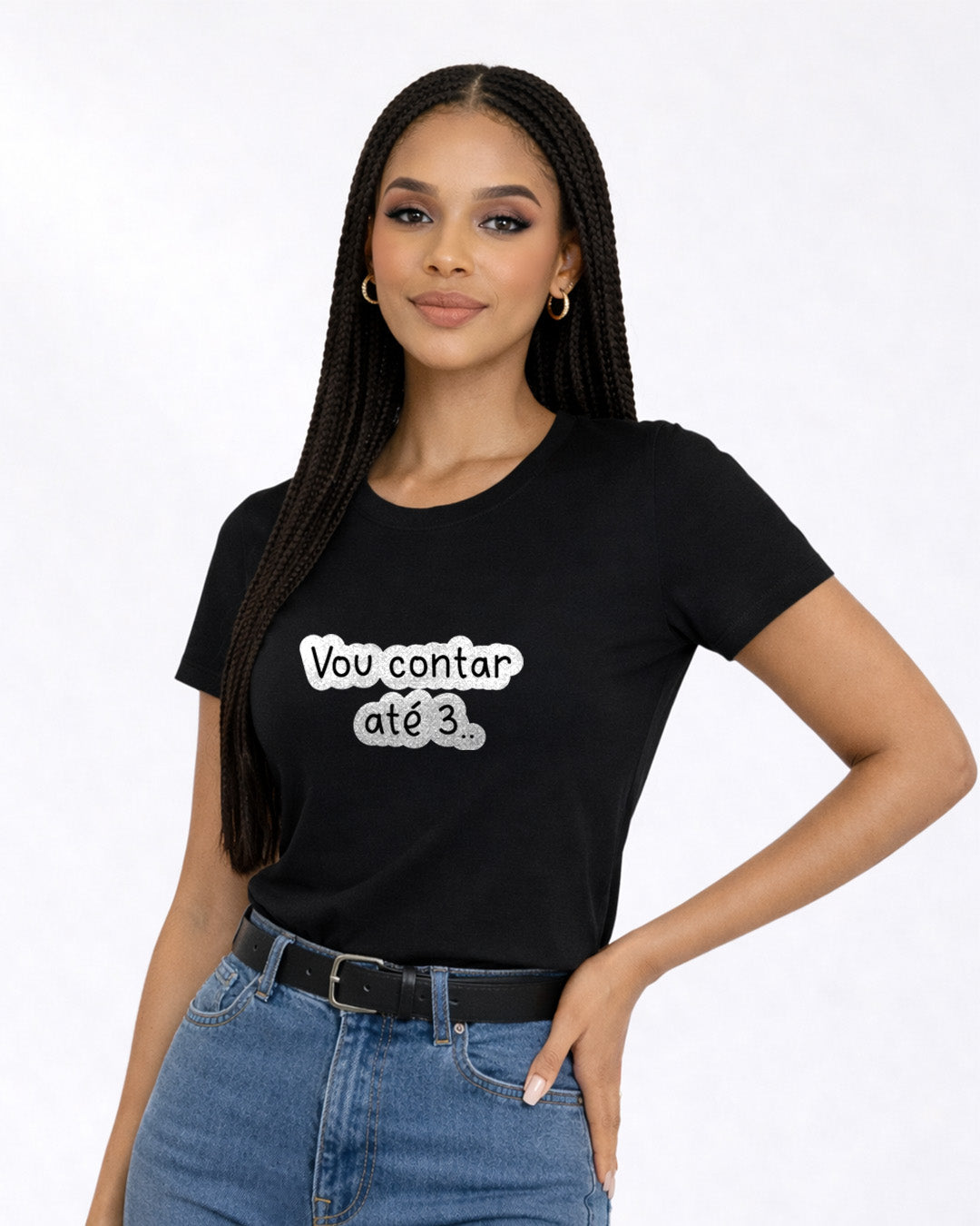 Camiseta Feminina Branca Frase Divertida de Mãe “Vou contar até 3…” Estampa Tipográfica em Preto