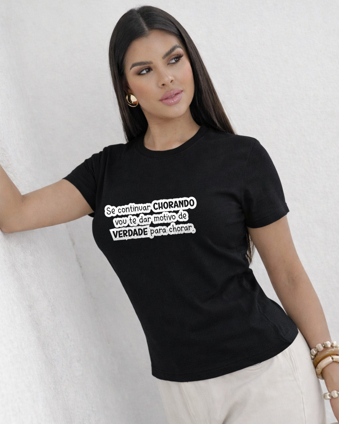 Camiseta Feminina Branca Frase Divertida de Mãe “Se continuar chorando vou te dar motivo de verdade para chorar” Estampa Tipográfica em Preto