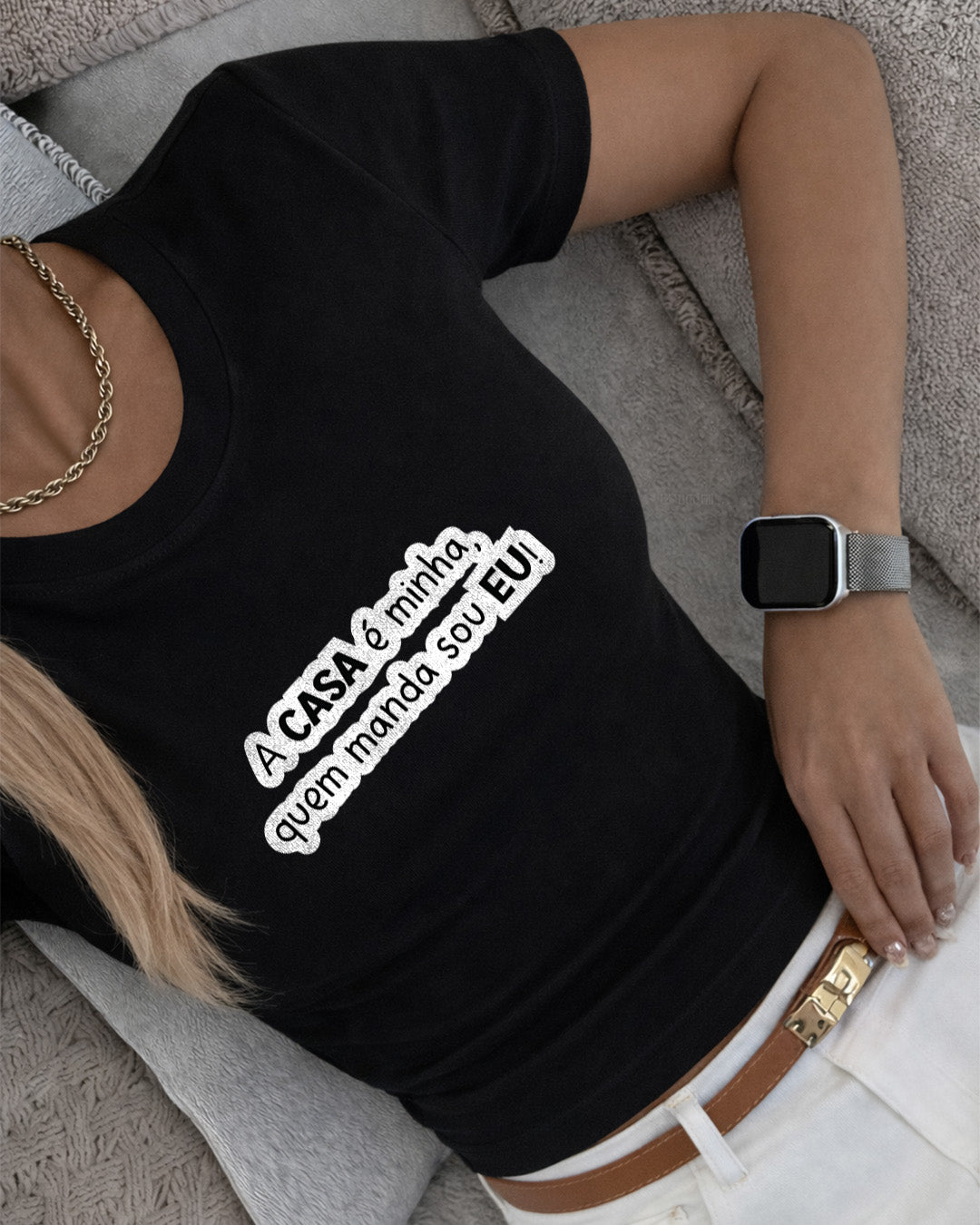 Camiseta Feminina Branca Frase Divertida de Mãe “A casa é minha, quem manda sou eu!” Estampa Tipográfica em Preto