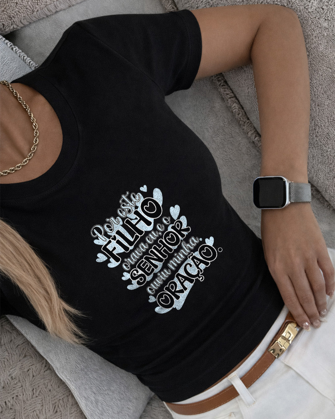 Camiseta Feminina Branca “Por este filho orava eu, e o Senhor ouviu minha oração” Estampa Religiosa com Tipografia Moderna e Detalhes em Azul