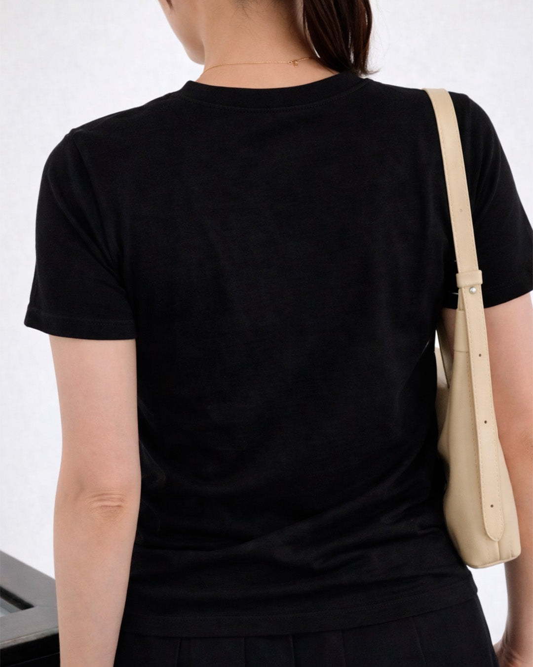 Camiseta Feminina Branca Frase Divertida de Mãe “Enquanto você morar no mesmo teto que eu, vai fazer o que eu mando” Estampa Tipográfica em Preto