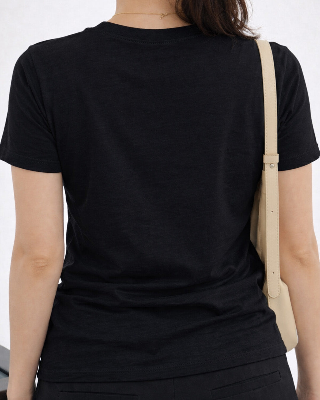 Camiseta Feminina Branca Frase Divertida de Mãe “Eu não estou pedindo, eu estou mandando!” Estampa com Ilustração Minimalista e Tipografia Moderna