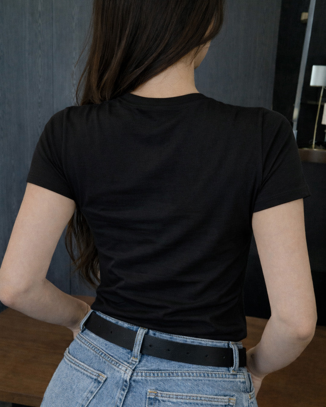 Camiseta Feminina Branca Frase Divertida de Mãe “A casa é minha, quem manda sou eu!” Estampa Tipográfica em Preto