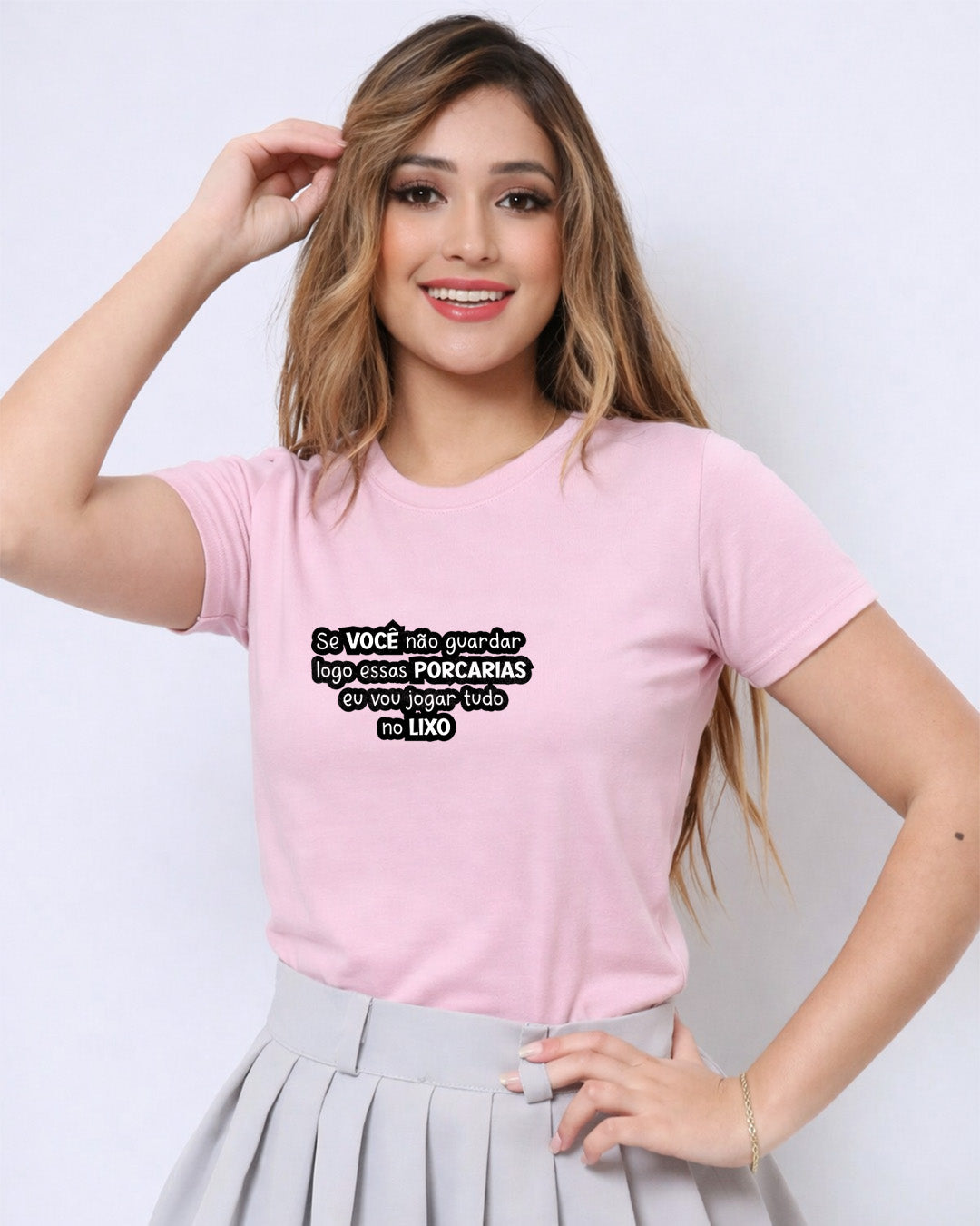 Camiseta Feminina Branca Frase Divertida de Mãe “Se você não guardar logo essas porcarias eu vou jogar tudo no lixo” Estampa Tipográfica em Preto