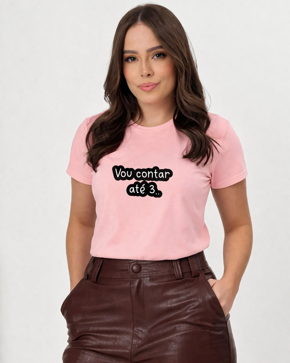Camiseta Feminina Branca Frase Divertida de Mãe “Vou contar até 3…” Estampa Tipográfica em Preto