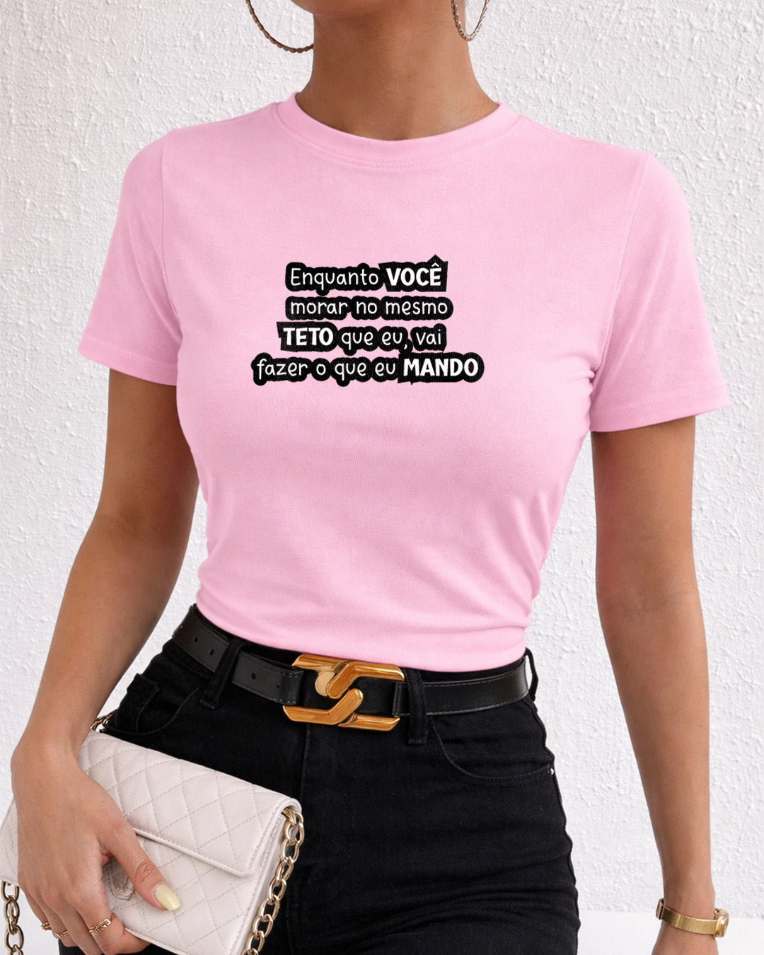 Camiseta Feminina Branca Frase Divertida de Mãe “Enquanto você morar no mesmo teto que eu, vai fazer o que eu mando” Estampa Tipográfica em Preto