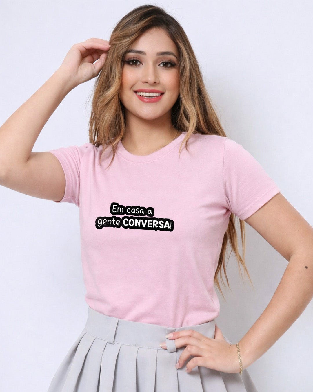 Camiseta Feminina Branca Frase Divertida de Mãe “Em casa a gente conversa!” Estampa Tipográfica Preta Casual Moderna