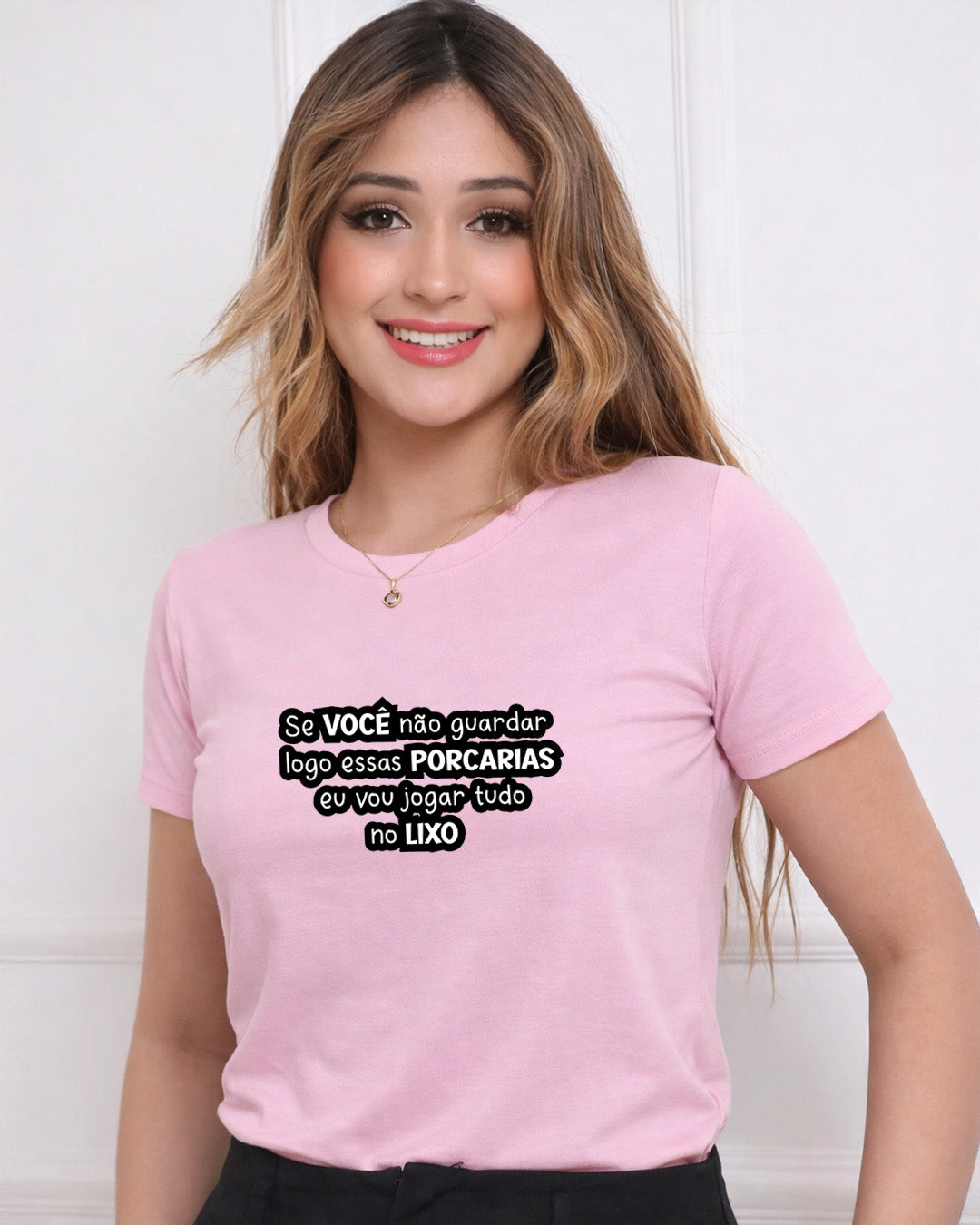 Camiseta Feminina Branca Frase Divertida de Mãe “Se você não guardar logo essas porcarias eu vou jogar tudo no lixo” Estampa Tipográfica em Preto