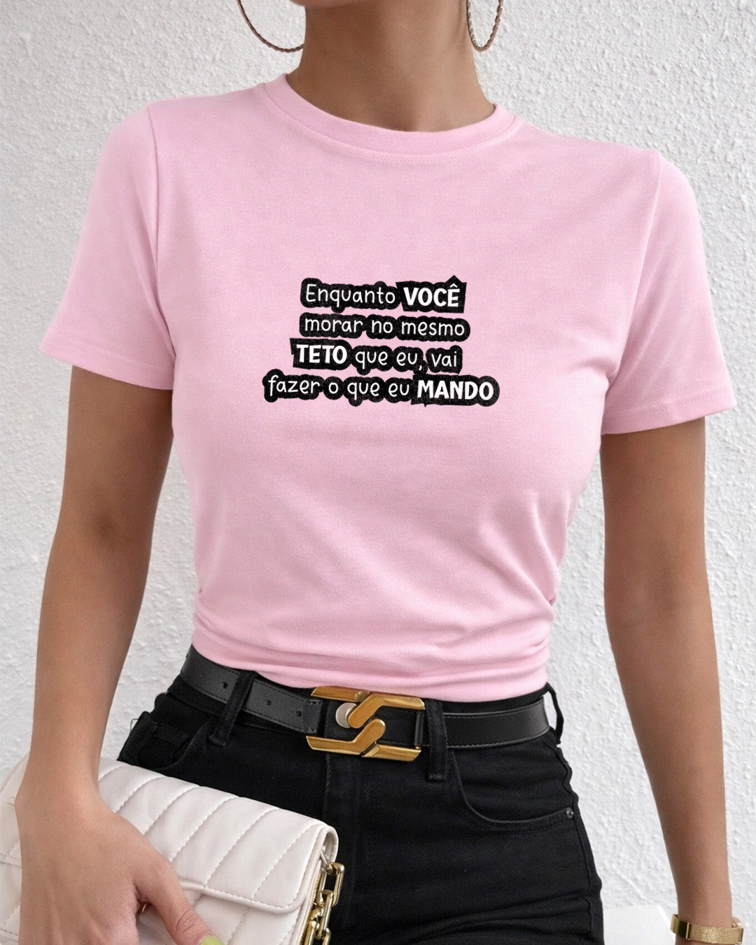 Camiseta Feminina Branca Frase Divertida de Mãe “Enquanto você morar no mesmo teto que eu, vai fazer o que eu mando” Estampa Tipográfica em Preto