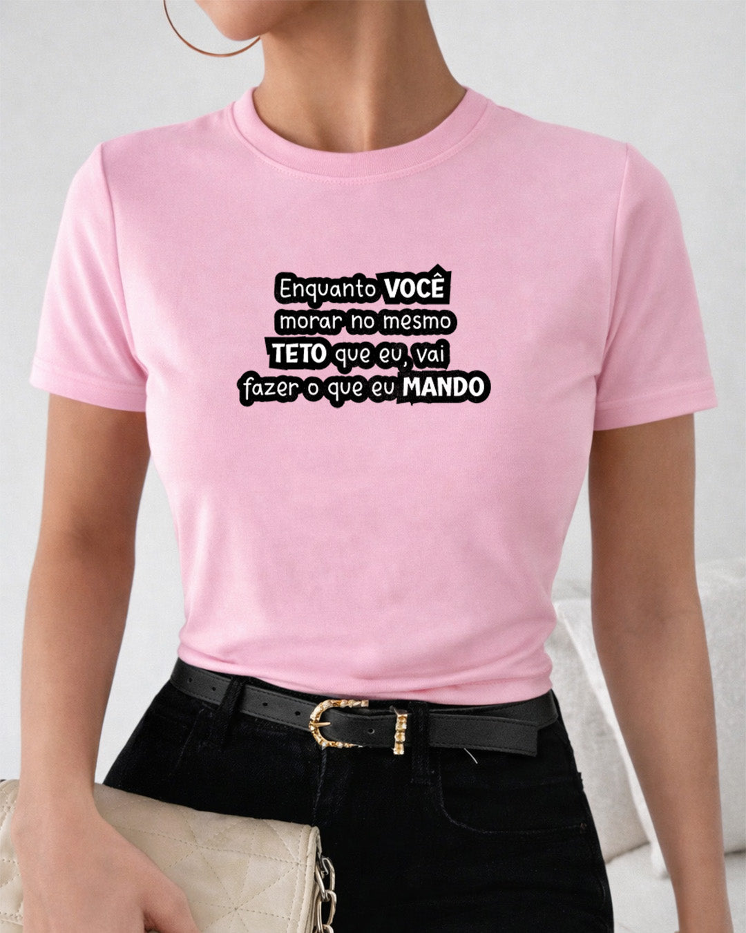 Camiseta Feminina Branca Frase Divertida de Mãe “Enquanto você morar no mesmo teto que eu, vai fazer o que eu mando” Estampa Tipográfica em Preto