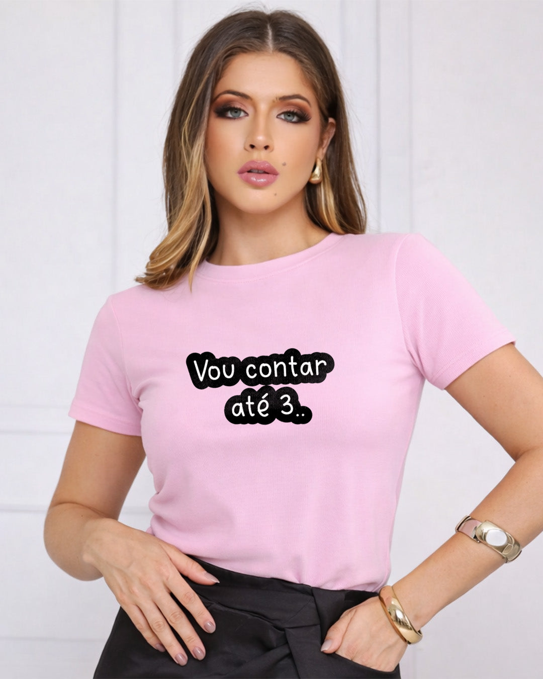 Camiseta Feminina Branca Frase Divertida de Mãe “Vou contar até 3…” Estampa Tipográfica em Preto