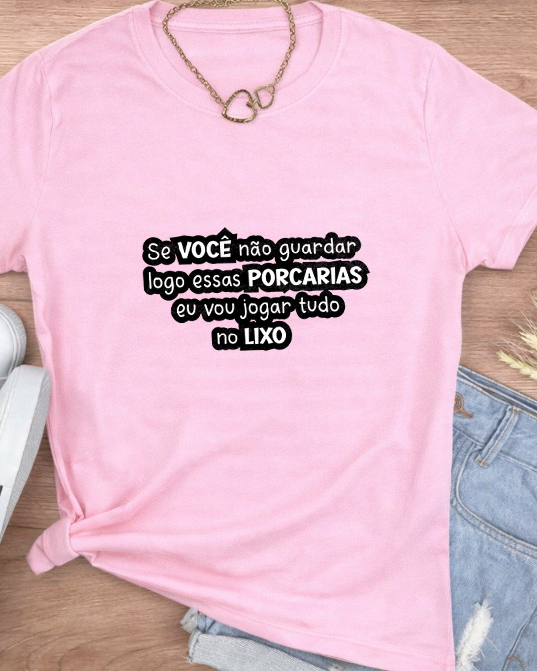 Camiseta Feminina Branca Frase Divertida de Mãe “Se você não guardar logo essas porcarias eu vou jogar tudo no lixo” Estampa Tipográfica em Preto