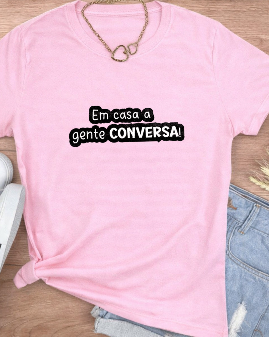 Camiseta Feminina Branca Frase Divertida de Mãe “Em casa a gente conversa!” Estampa Tipográfica Preta Casual Moderna