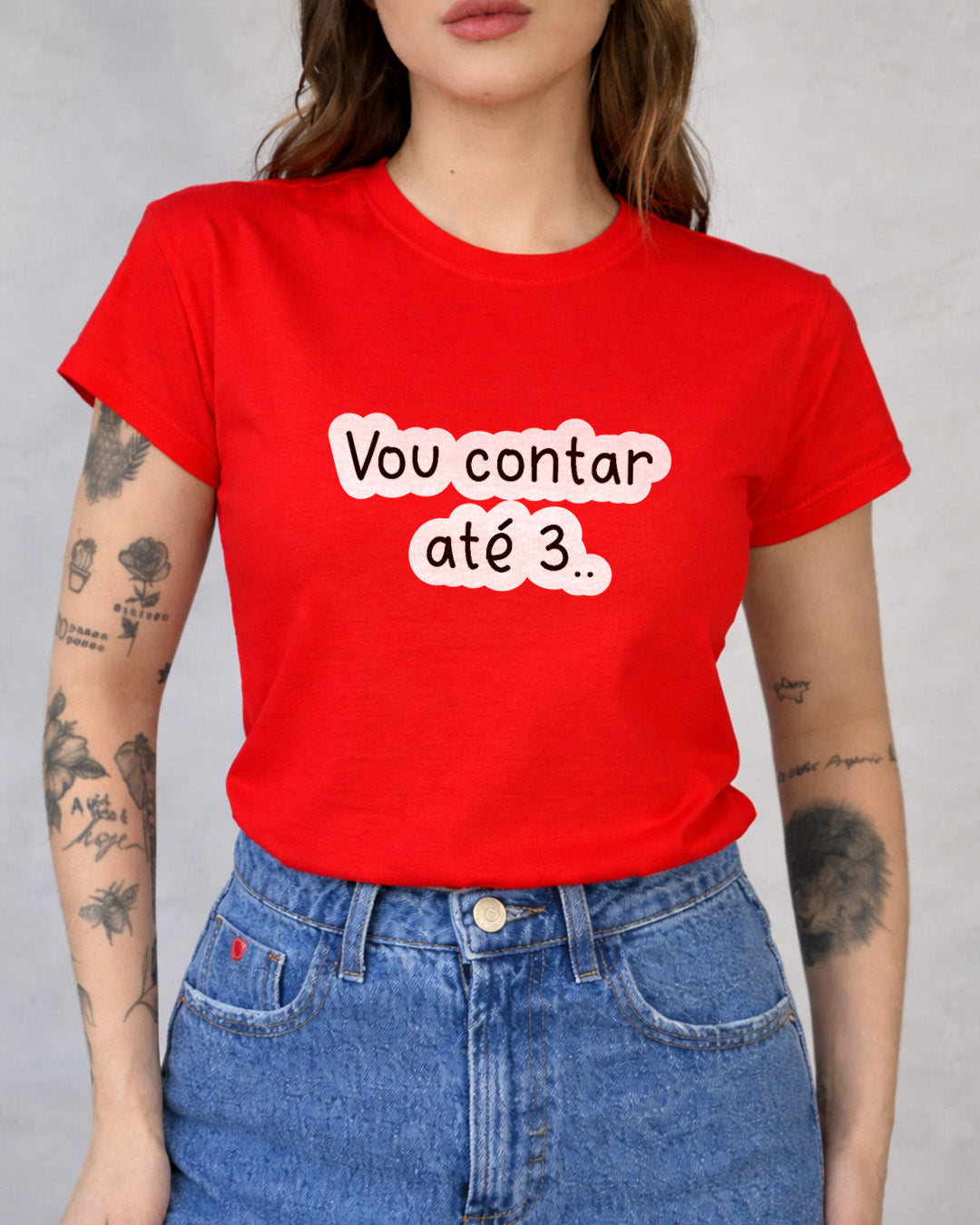 Camiseta Feminina Branca Frase Divertida de Mãe “Vou contar até 3…” Estampa Tipográfica em Preto