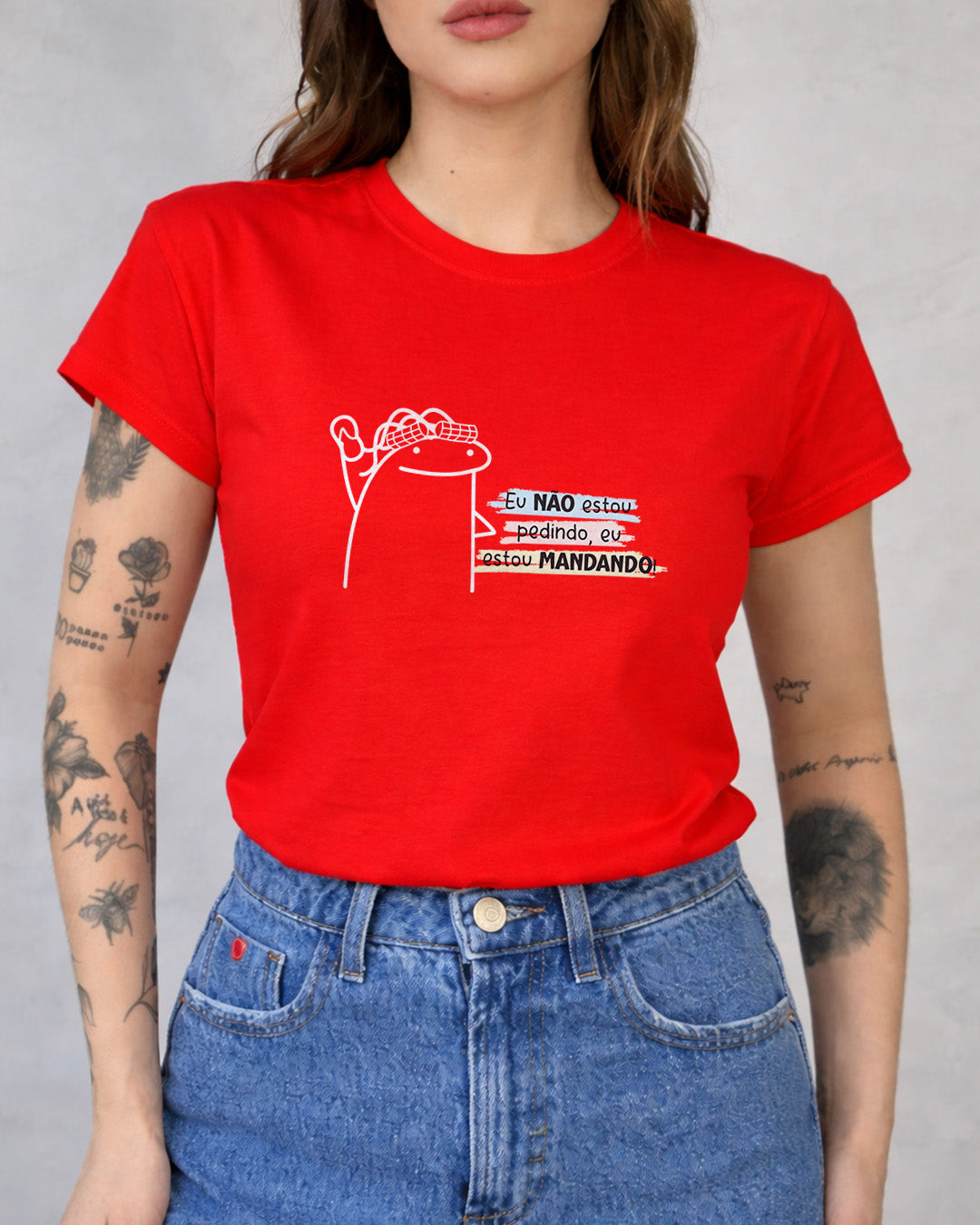 Camiseta Feminina Branca Frase Divertida de Mãe “Eu não estou pedindo, eu estou mandando!” Estampa com Ilustração Minimalista e Tipografia Moderna