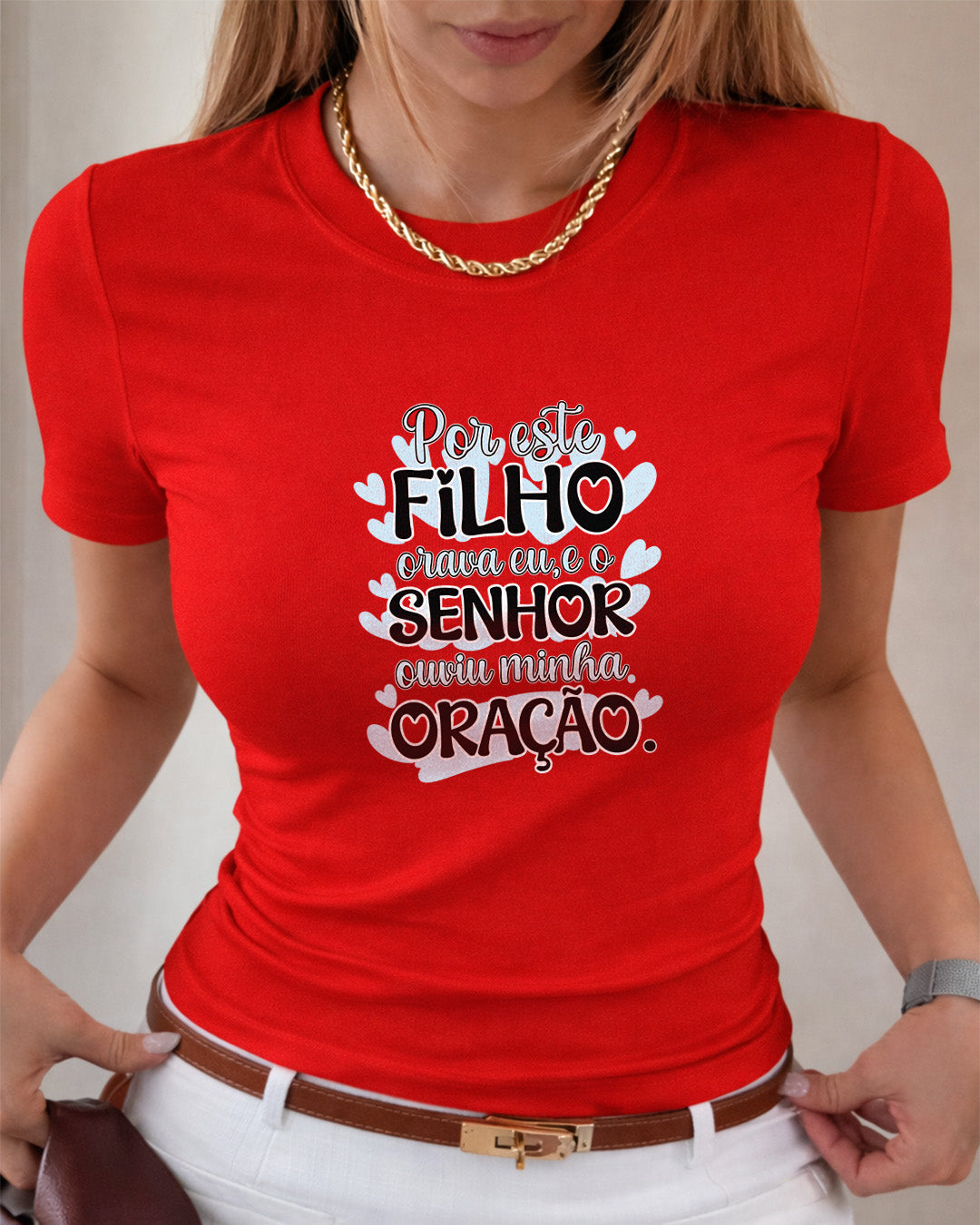 Camiseta Feminina Branca “Por este filho orava eu, e o Senhor ouviu minha oração” Estampa Religiosa com Tipografia Moderna e Detalhes em Azul