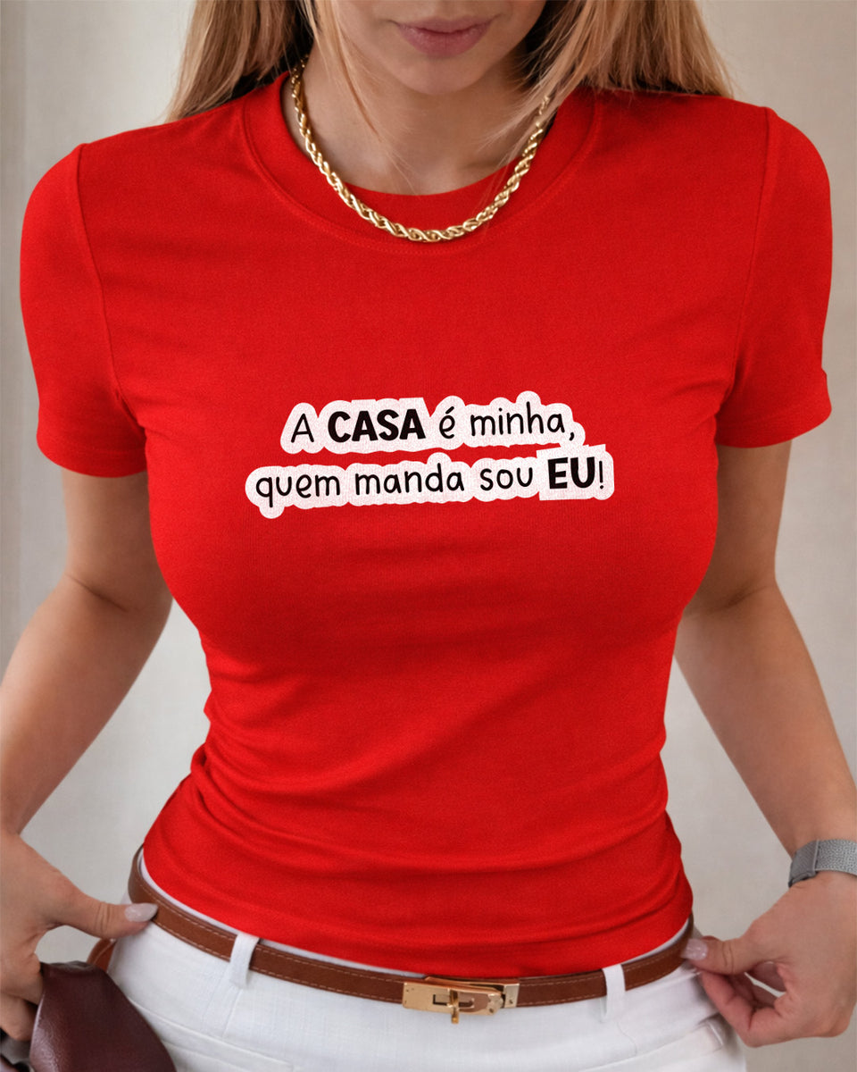 Camiseta Feminina Branca Frase Divertida de Mãe “A casa é minha, quem manda sou eu!” Estampa Tipográfica em Preto