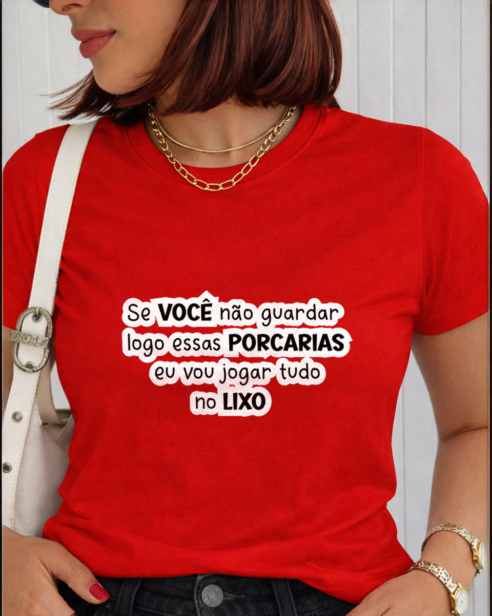 Camiseta Feminina Branca Frase Divertida de Mãe “Se você não guardar logo essas porcarias eu vou jogar tudo no lixo” Estampa Tipográfica em Preto
