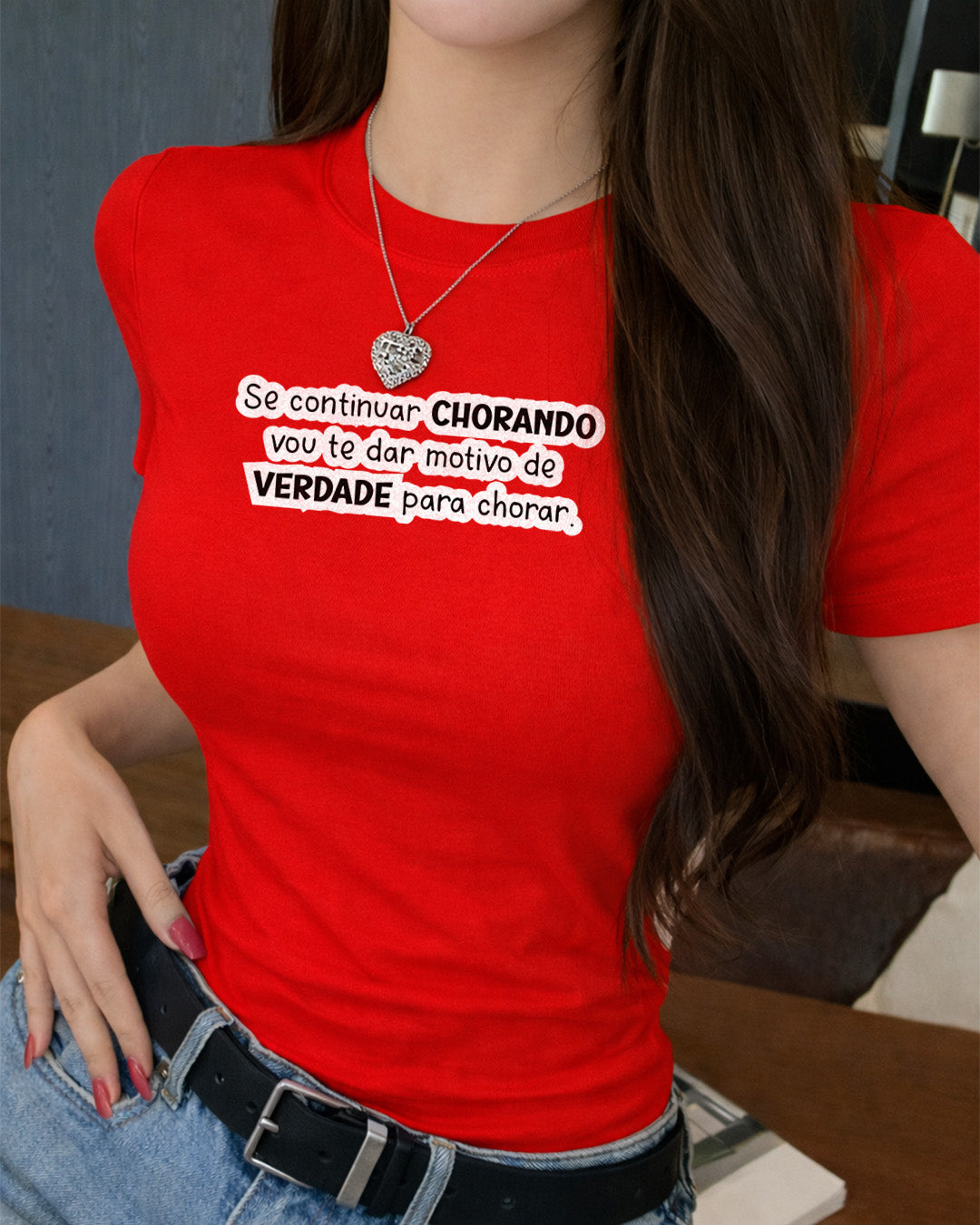 Camiseta Feminina Branca Frase Divertida de Mãe “Se continuar chorando vou te dar motivo de verdade para chorar” Estampa Tipográfica em Preto