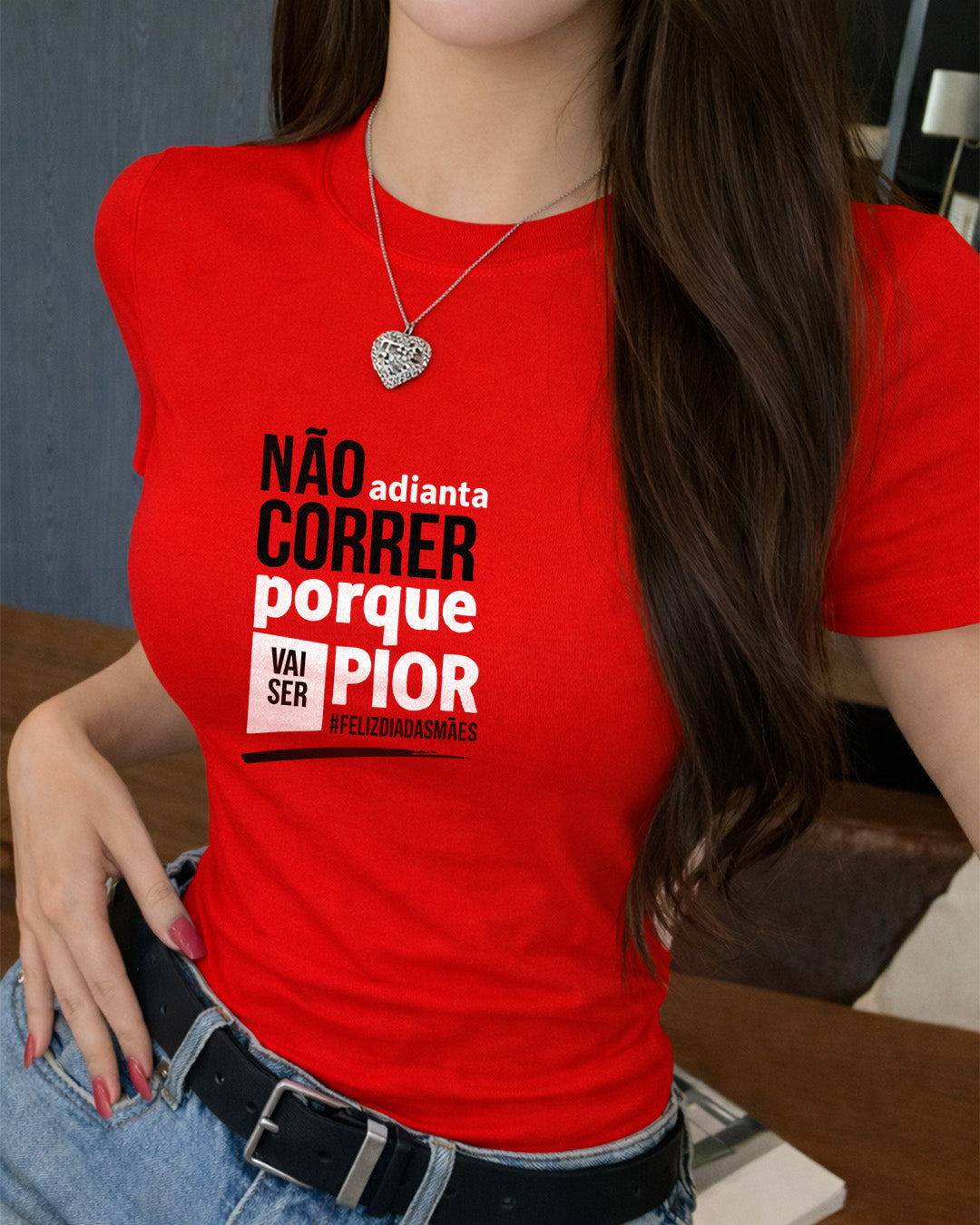 Camiseta Feminina Branca Frase Divertida de Mãe “Não adianta correr porque vai ser pior” Estampa Tipográfica Moderna