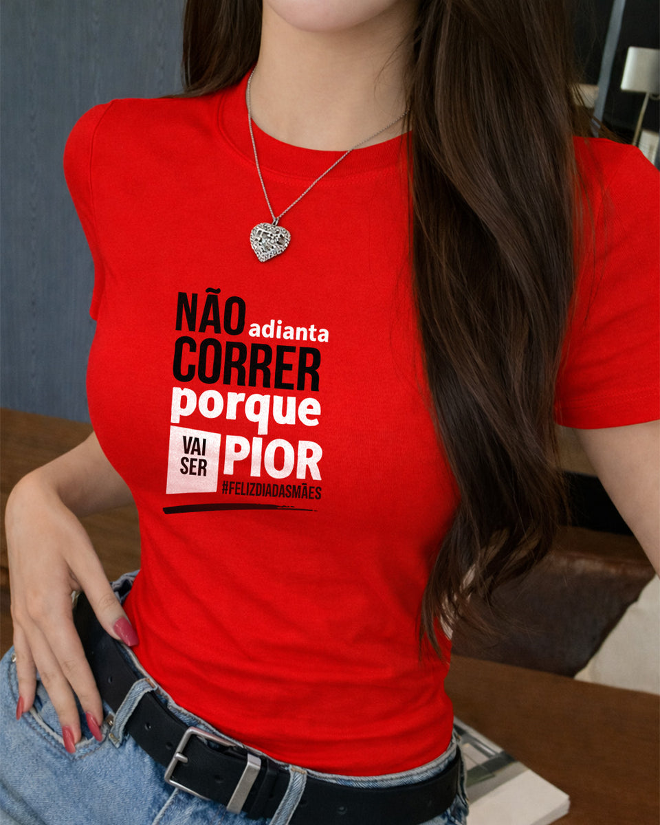 Camiseta Feminina Branca Frase Divertida de Mãe “Não adianta correr porque vai ser pior” Estampa Tipográfica Moderna
