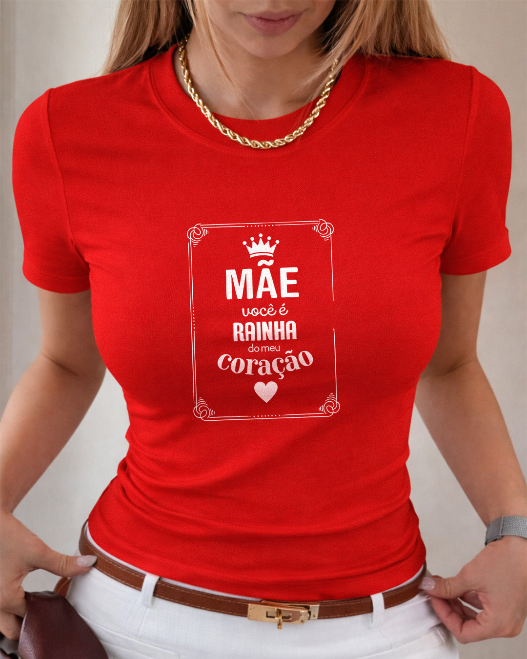 Camiseta Feminina Branca “Mãe você é Rainha do meu Coração” Estampa Delicada com Coroa e Coração em Vermelho