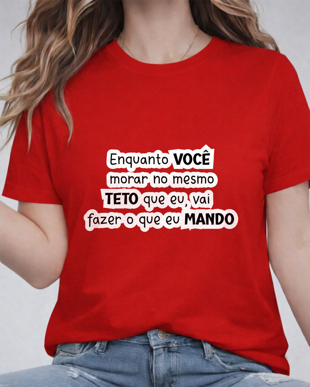 Camiseta Feminina Branca Frase Divertida de Mãe “Enquanto você morar no mesmo teto que eu, vai fazer o que eu mando” Estampa Tipográfica em Preto