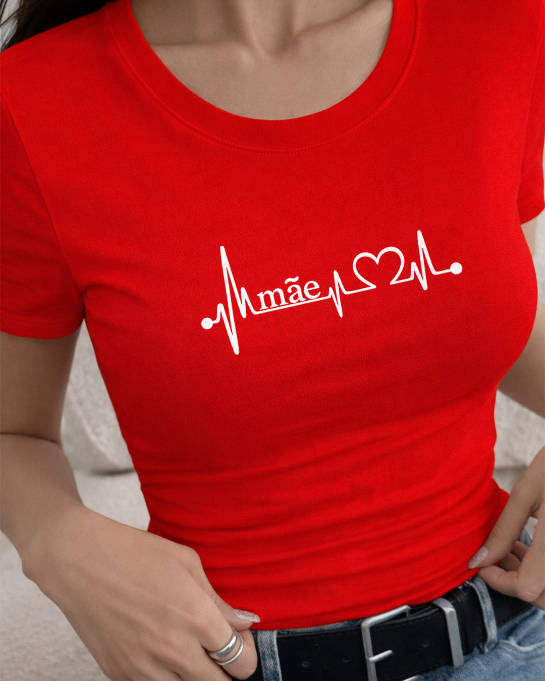 Camiseta Feminina Branca Mãe Batimento Cardíaco Estampa Minimalista com Coração