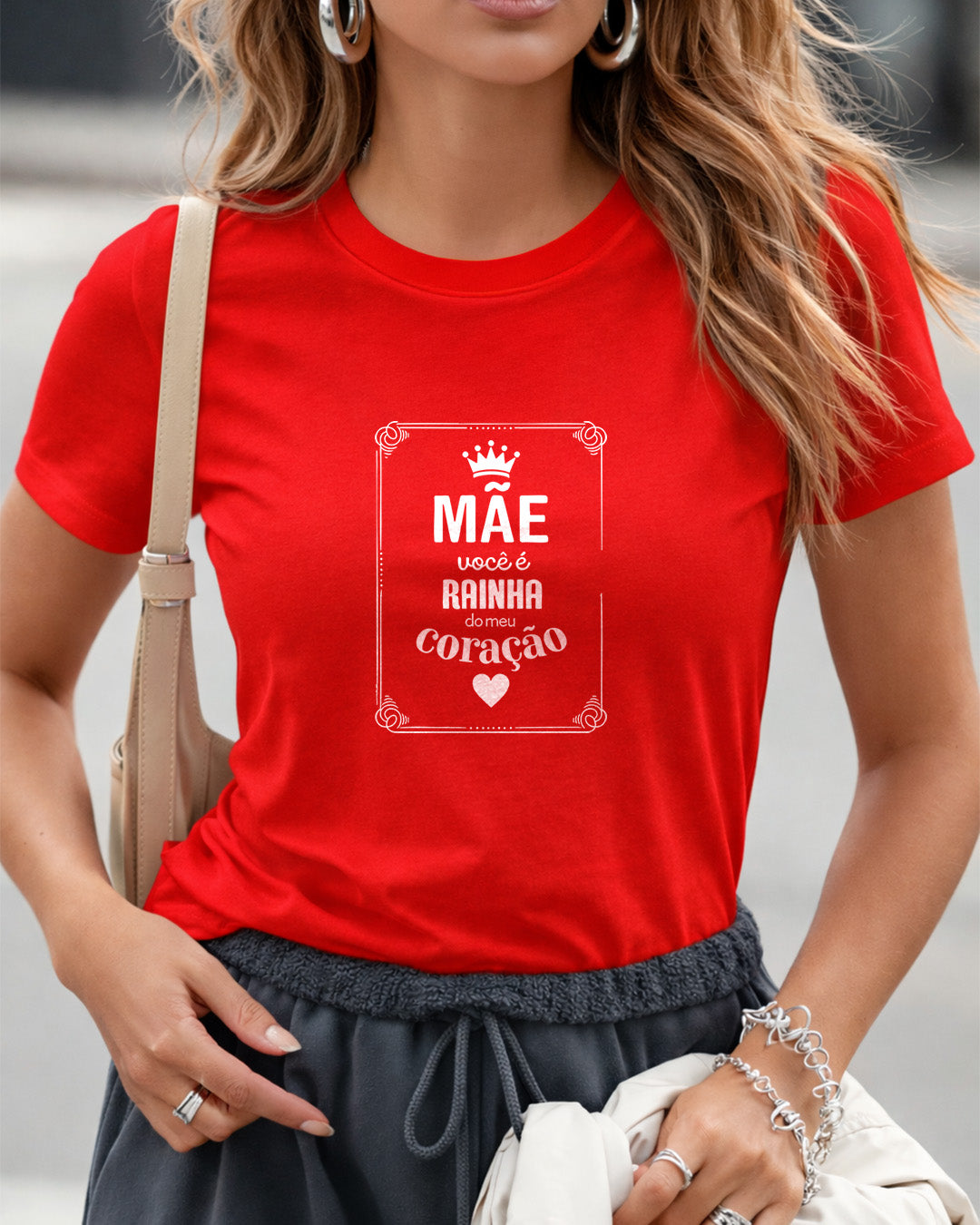 Camiseta Feminina Branca “Mãe você é Rainha do meu Coração” Estampa Delicada com Coroa e Coração em Vermelho