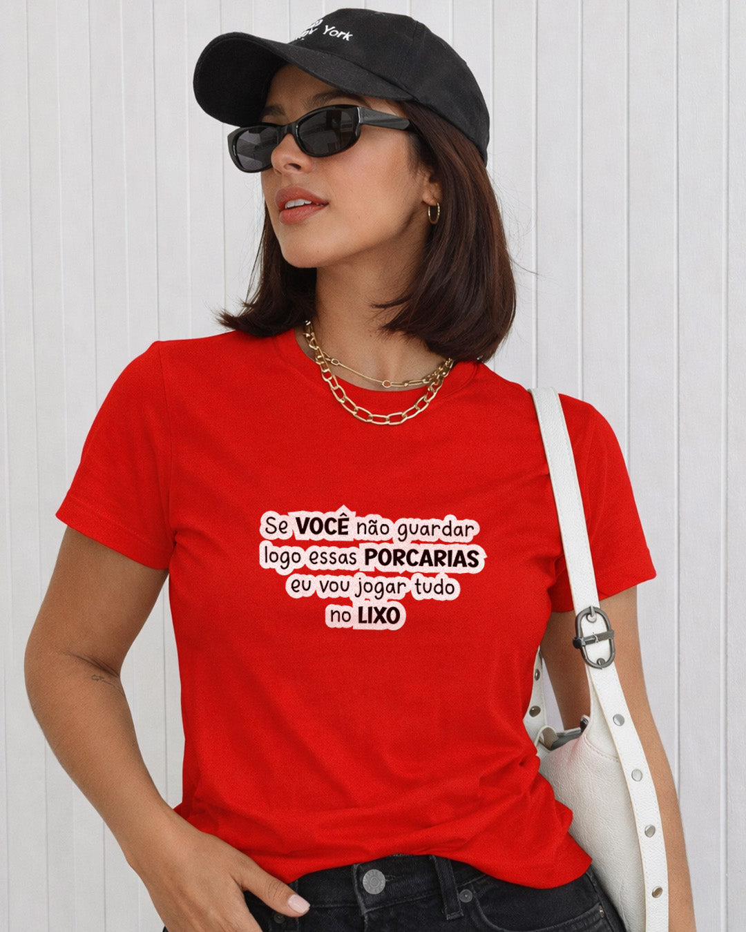 Camiseta Feminina Branca Frase Divertida de Mãe “Se você não guardar logo essas porcarias eu vou jogar tudo no lixo” Estampa Tipográfica em Preto