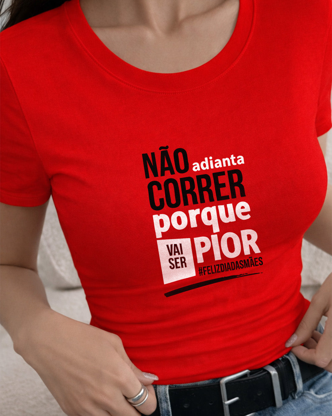 Camiseta Feminina Branca Frase Divertida de Mãe “Não adianta correr porque vai ser pior” Estampa Tipográfica Moderna