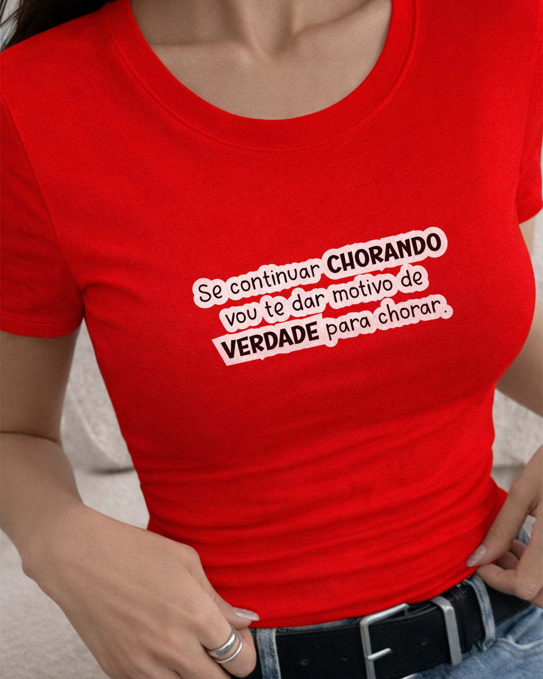 Camiseta Feminina Branca Frase Divertida de Mãe “Se continuar chorando vou te dar motivo de verdade para chorar” Estampa Tipográfica em Preto