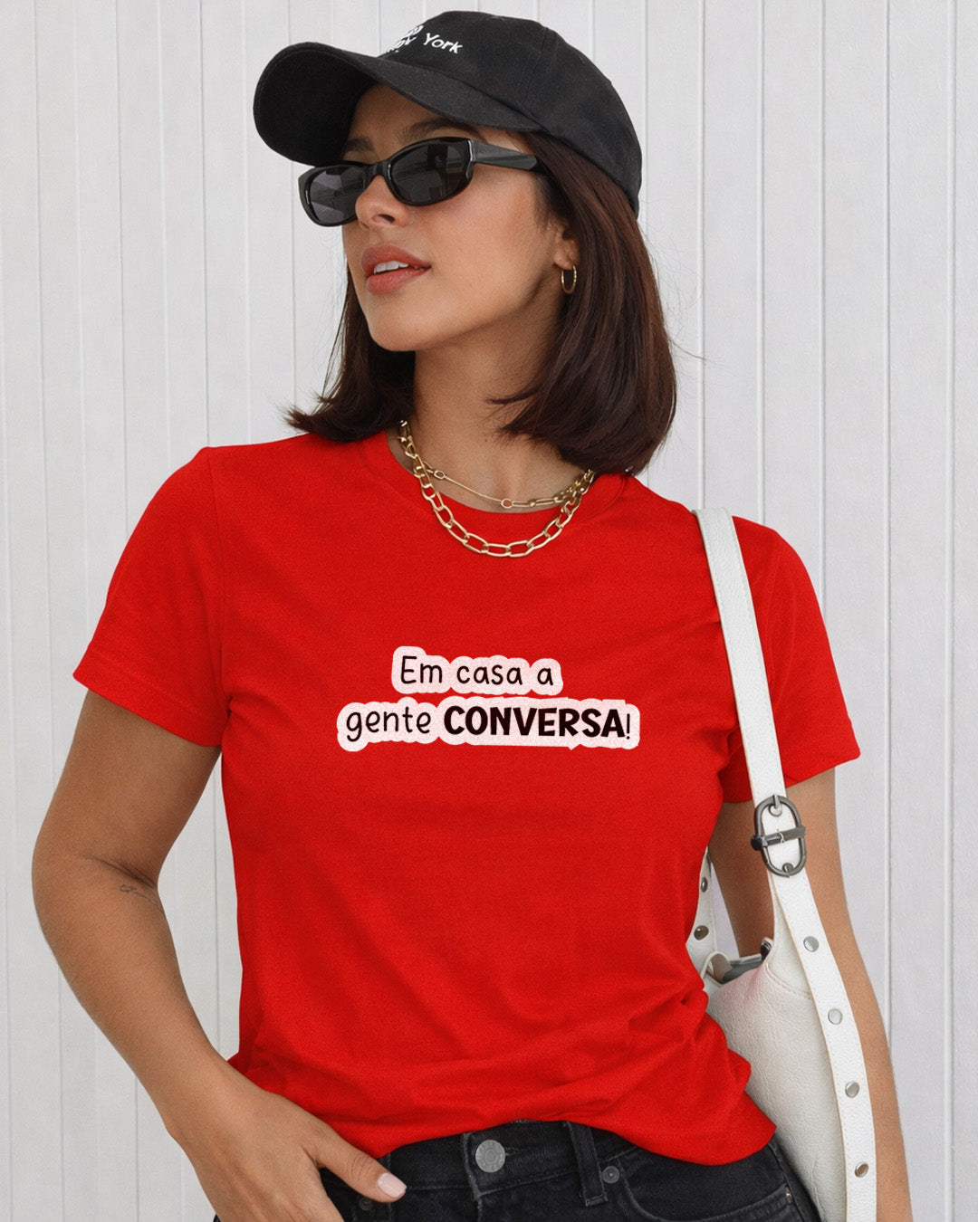 Camiseta Feminina Branca Frase Divertida de Mãe “Em casa a gente conversa!” Estampa Tipográfica Preta Casual Moderna