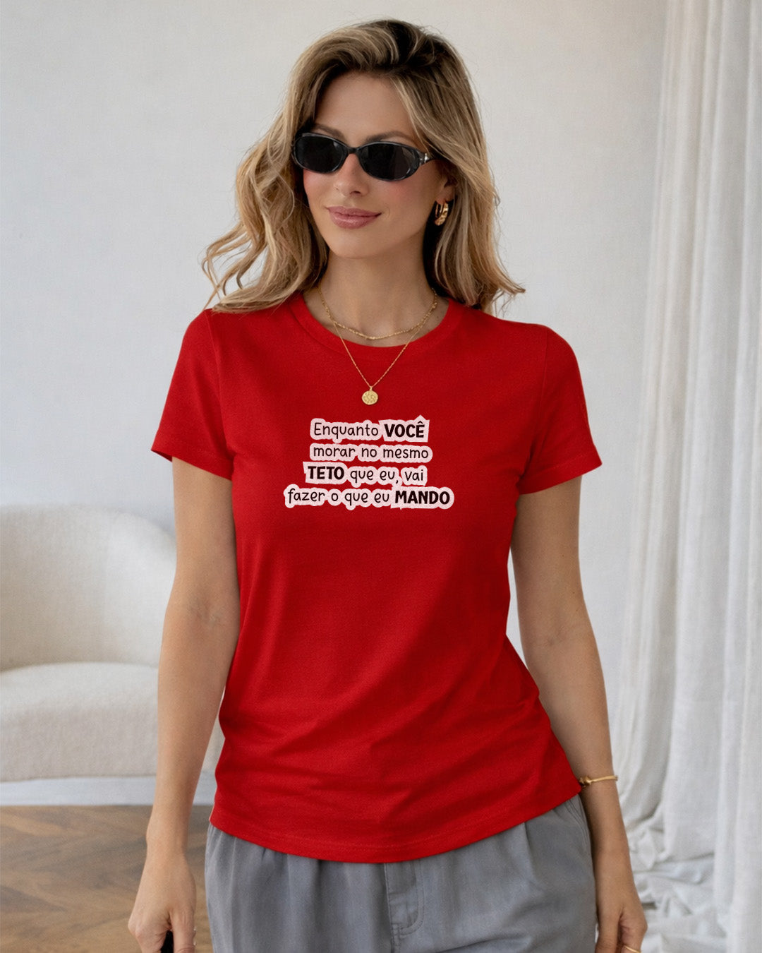 Camiseta Feminina Branca Frase Divertida de Mãe “Enquanto você morar no mesmo teto que eu, vai fazer o que eu mando” Estampa Tipográfica em Preto
