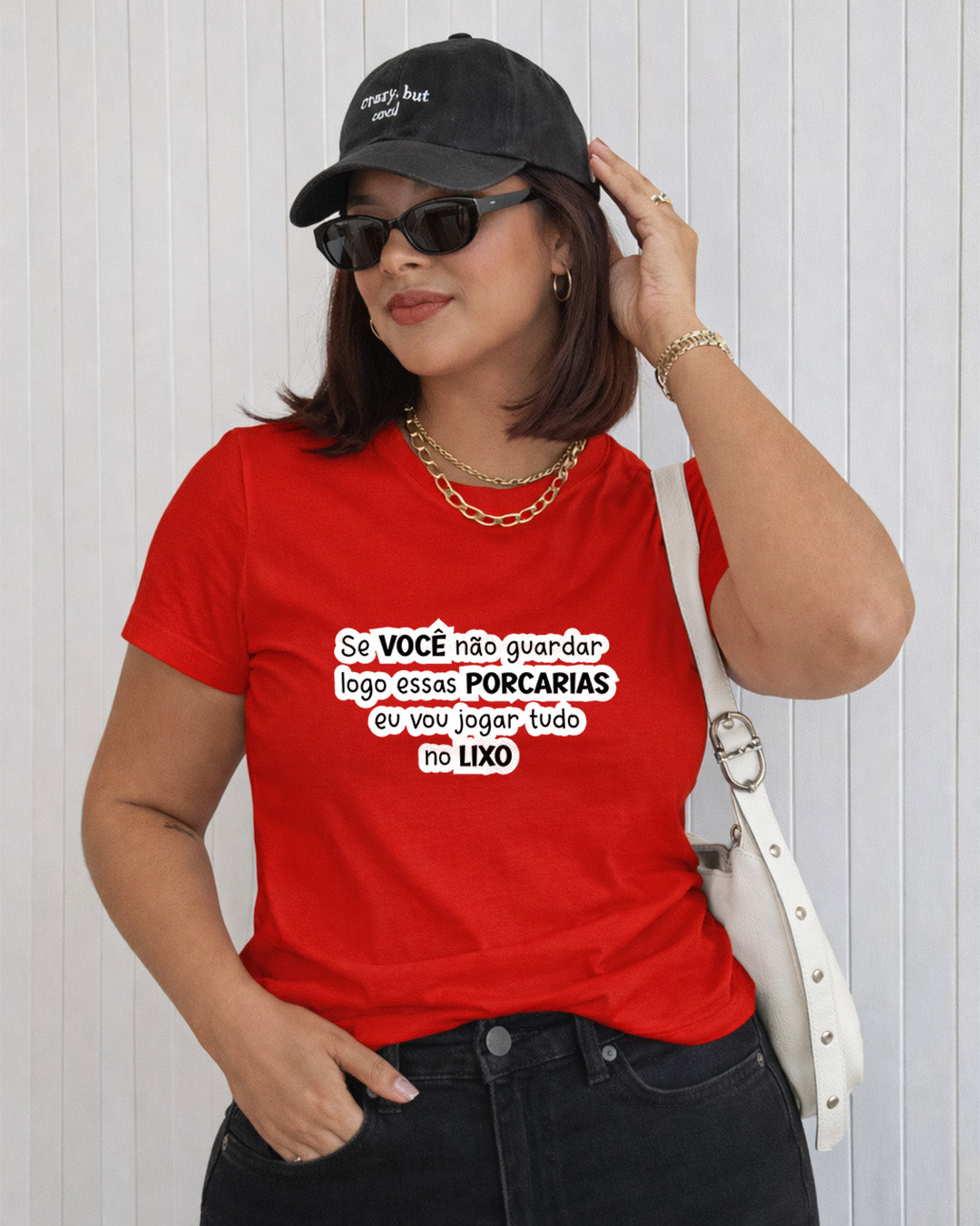 Camiseta Feminina Branca Frase Divertida de Mãe “Se você não guardar logo essas porcarias eu vou jogar tudo no lixo” Estampa Tipográfica em Preto