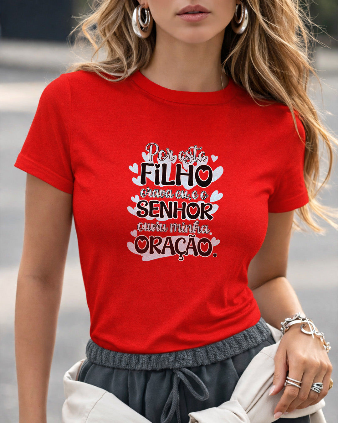 Camiseta Feminina Branca “Por este filho orava eu, e o Senhor ouviu minha oração” Estampa Religiosa com Tipografia Moderna e Detalhes em Azul