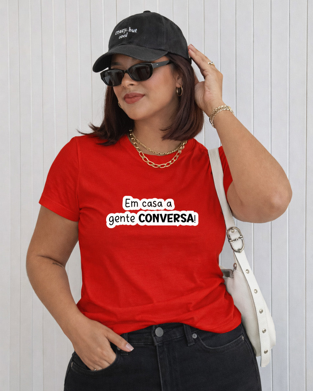 Camiseta Feminina Branca Frase Divertida de Mãe “Em casa a gente conversa!” Estampa Tipográfica Preta Casual Moderna