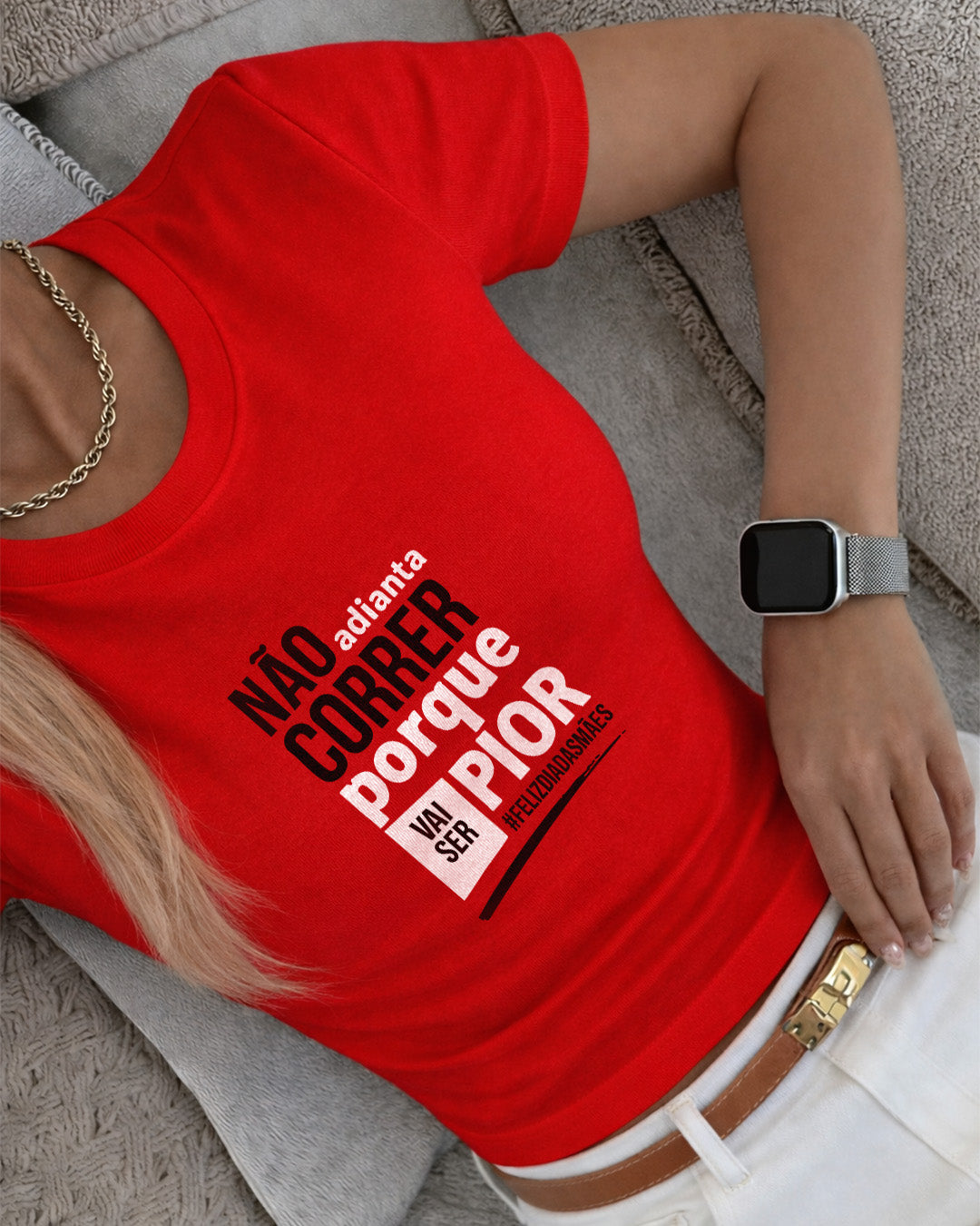 Camiseta Feminina Branca Frase Divertida de Mãe “Não adianta correr porque vai ser pior” Estampa Tipográfica Moderna