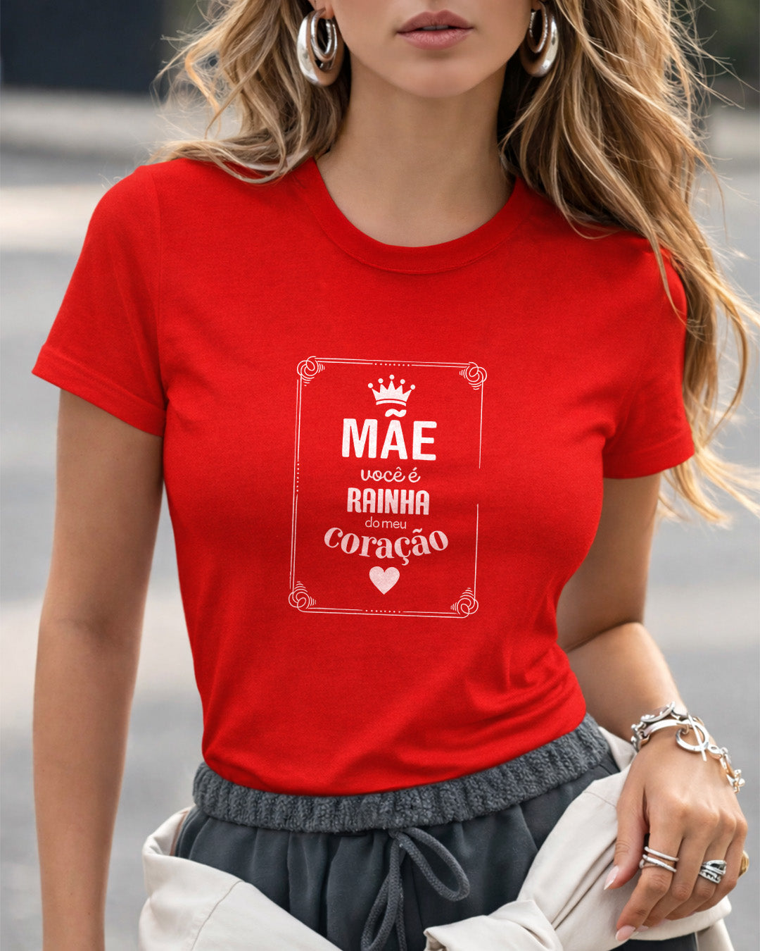 Camiseta Feminina Branca “Mãe você é Rainha do meu Coração” Estampa Delicada com Coroa e Coração em Vermelho
