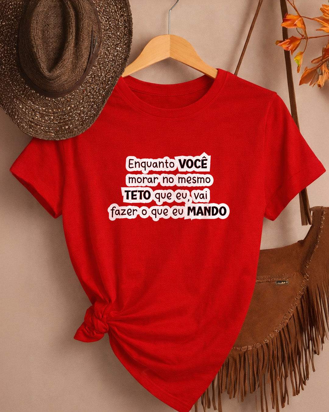 Camiseta Feminina Branca Frase Divertida de Mãe “Enquanto você morar no mesmo teto que eu, vai fazer o que eu mando” Estampa Tipográfica em Preto