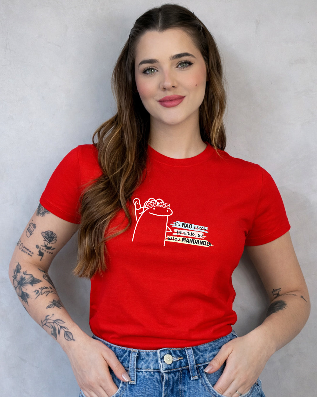 Camiseta Feminina Branca Frase Divertida de Mãe “Eu não estou pedindo, eu estou mandando!” Estampa com Ilustração Minimalista e Tipografia Moderna