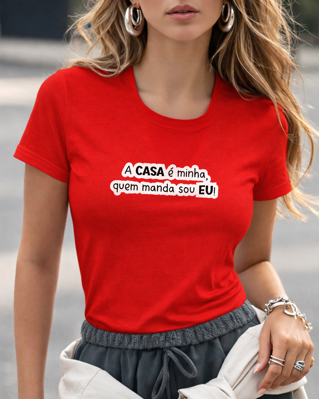 Camiseta Feminina Branca Frase Divertida de Mãe “A casa é minha, quem manda sou eu!” Estampa Tipográfica em Preto