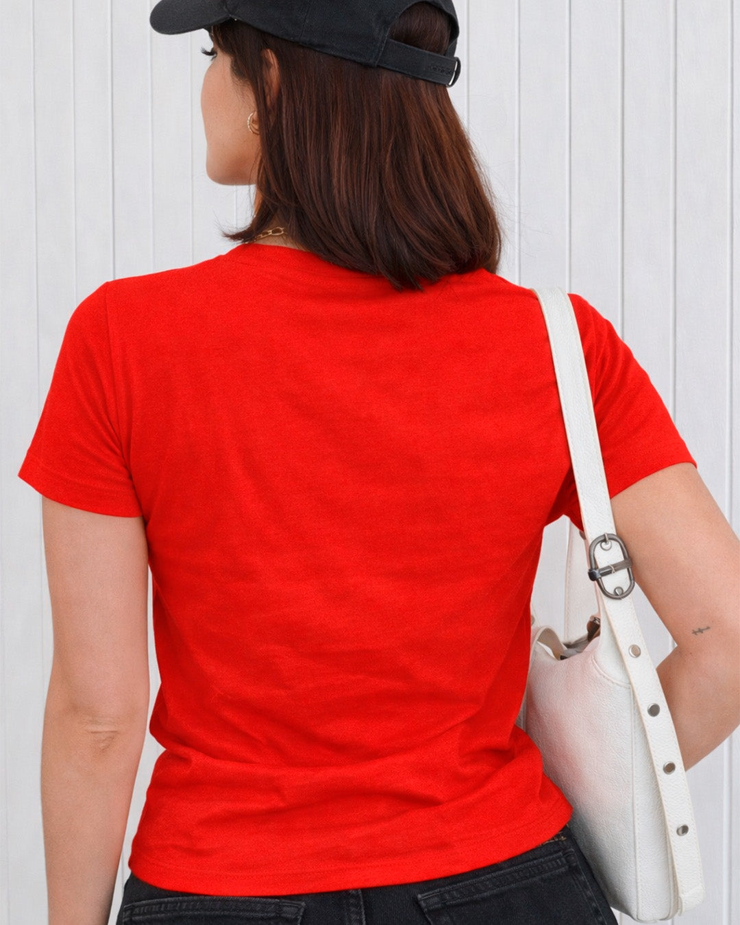 Camiseta Feminina Branca Frase Divertida de Mãe “Em casa a gente conversa!” Estampa Tipográfica Preta Casual Moderna