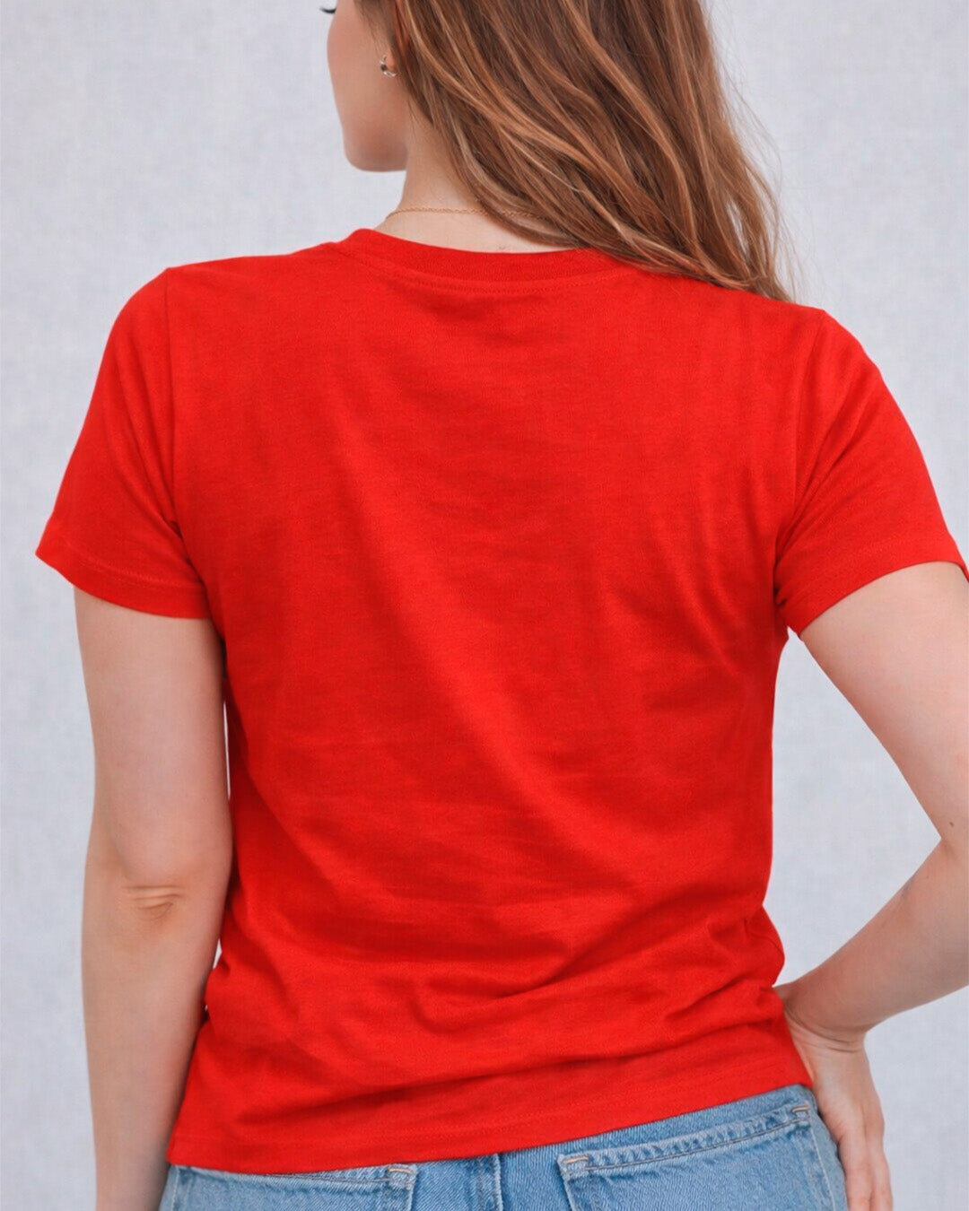 Camiseta Feminina Branca Frase Divertida de Mãe “Enquanto você morar no mesmo teto que eu, vai fazer o que eu mando” Estampa Tipográfica em Preto