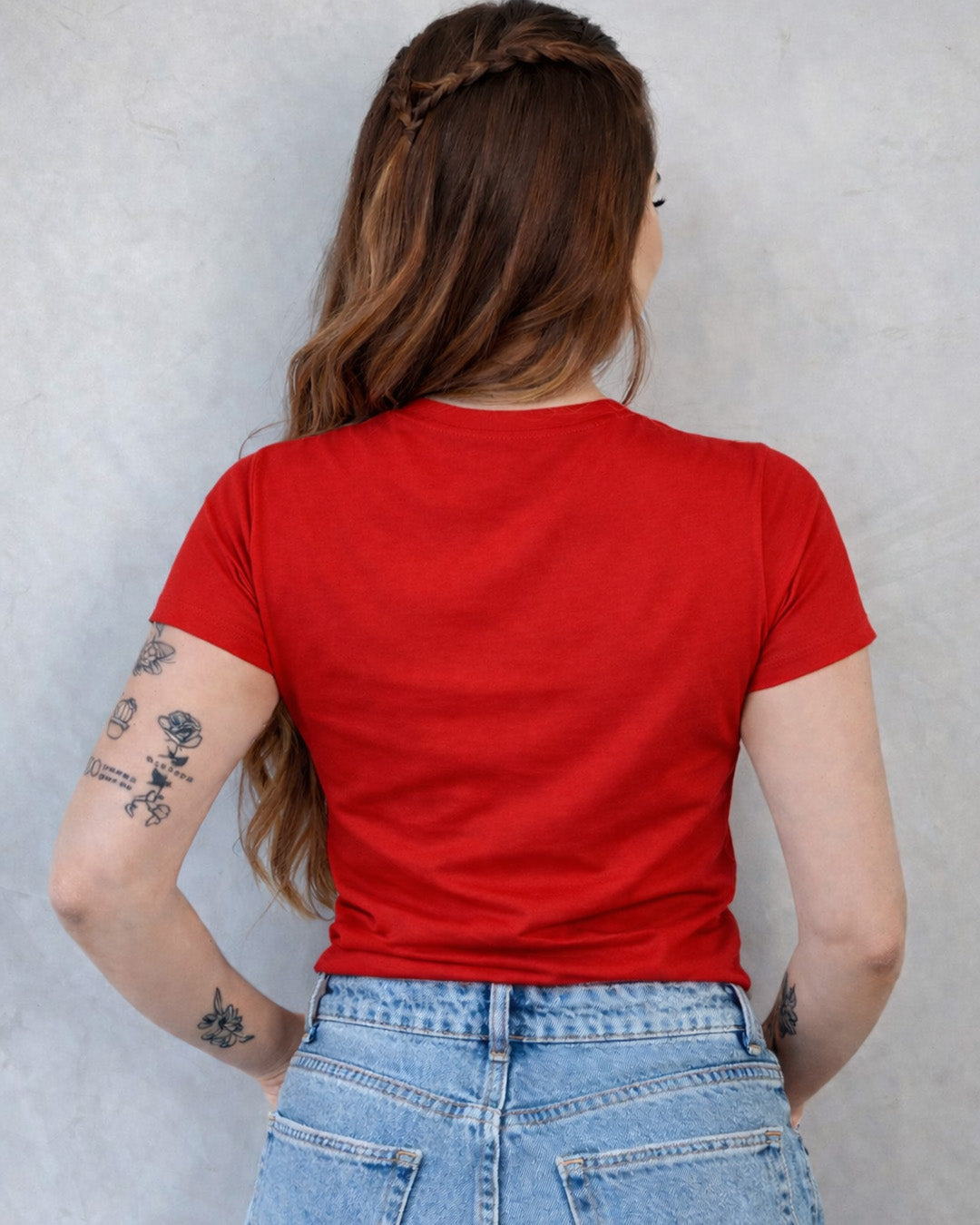 Camiseta Feminina Branca Frase Divertida de Mãe “Eu não estou pedindo, eu estou mandando!” Estampa com Ilustração Minimalista e Tipografia Moderna